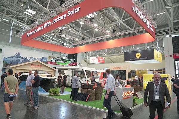 攜旗艦Jackery電小二2000 Plus 華寶新能首秀全球最大光伏展