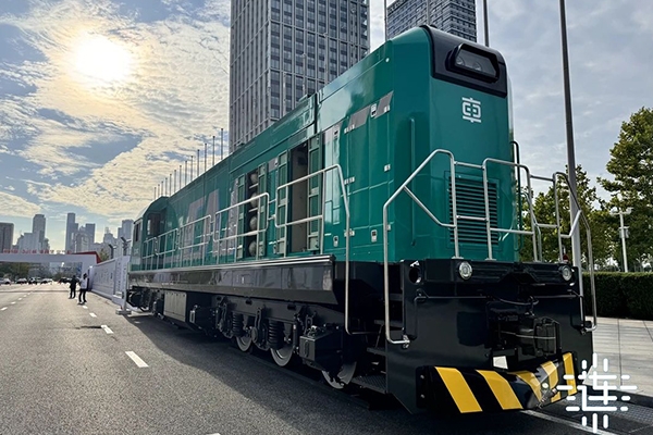 柴油機(jī)+動(dòng)力電池！中國中車新能源機(jī)車首發(fā)下線