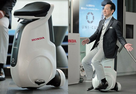 Uni-Cub的外形好似一個飄浮的汽車座椅，無需手扶，駕駛者只需身體前傾便可驅使獨輪車前行，通過左右移動身體控制轉向。右側照片中，新興科學和創新國家博物館館長毛利衛體驗這款電動獨輪車