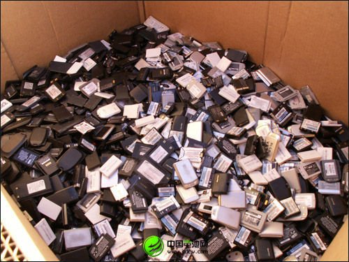 廢舊手機電池同樣是不容忽視的電子垃圾(圖片來源于網絡)