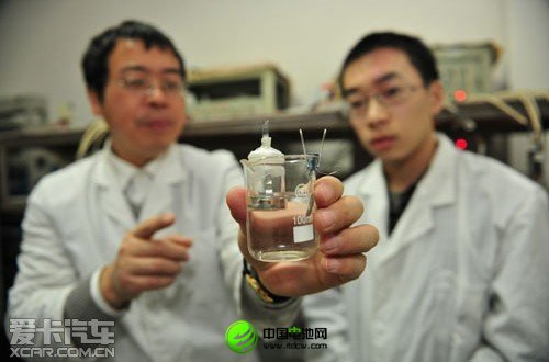 復旦研發新型水鋰電池：充電10秒 能跑400公里