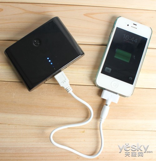 12000mAh移動電源也只能給1340 mAh電池充電2到3次，同樣容量虛標(biāo)。