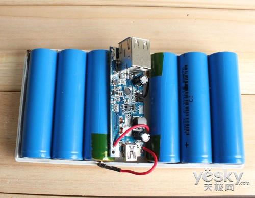 移動電源由三部分組成：外殼、電路板、電芯