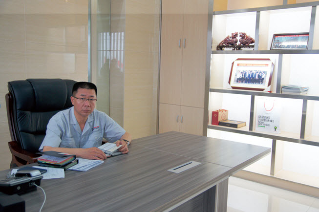 洲際傳媒：封總，您好。金力新能源材料科技有限公司作為河北省重點(diǎn)企業(yè)，得到了政府的大力支持。請您簡單介紹一下公司的產(chǎn)品、規(guī)模及發(fā)展歷程。