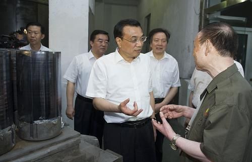  這是6月7日，李克強在邢臺考察光伏企業。新華社記者 黃敬文 攝