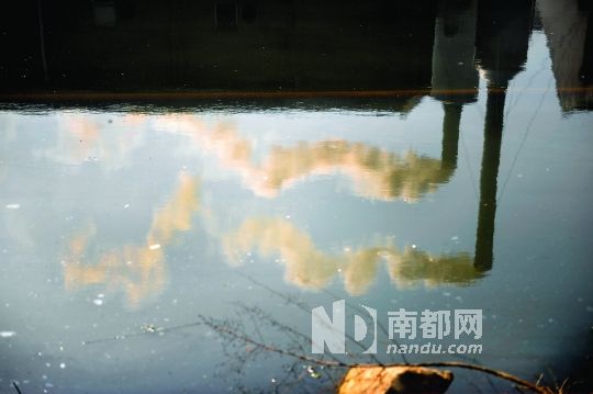 2013年4月15日，南陽化工園江城橋附近，衛(wèi)浴廠的兩根煙囪正在冒煙。 南都記者 孫俊彬 攝