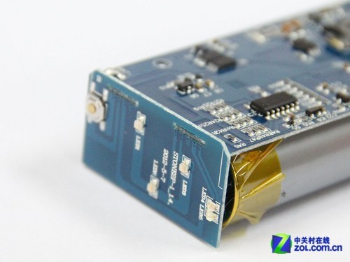 尾部的開(kāi)關(guān)和指示燈在一塊獨(dú)立的電路板上