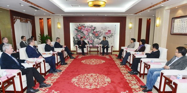 政協(xié)副主席羅富和：積極為發(fā)展新能源汽車創(chuàng)造條件