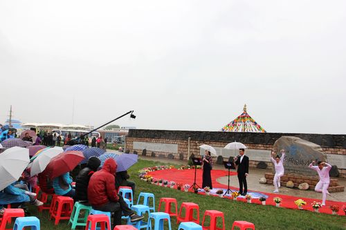 首屆環(huán)青海湖(國(guó)際)電動(dòng)汽車挑戰(zhàn)賽從湟源駛?cè)肭嗪：?