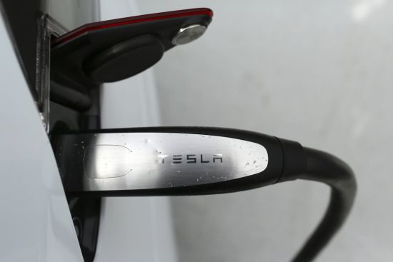  特斯拉：從瀕臨破產到股價飆升1000%的心路歷程