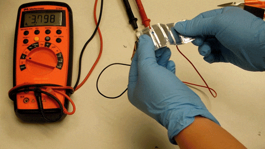 美研發可“彎”可“直”的鋰電池 挽救智能手表 美研發可“彎”可“直”的鋰電池 挽救智能手表