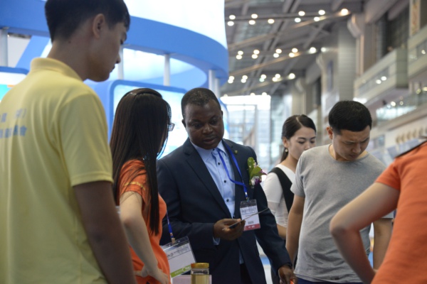 首屆僑交會在深圳開幕 猛獅科技光伏產品一枝獨秀