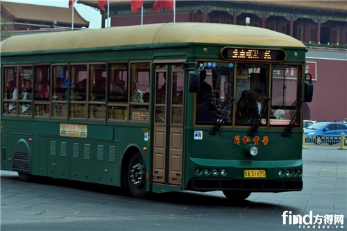 載滿乘客的銀窿純電動(dòng)公交車。