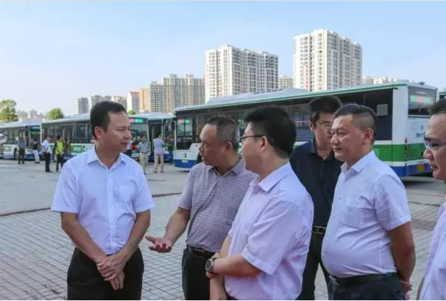 李耿堅副市長聽取營銷一部副總經理杜榮生介紹銀隆鈦電池的優勢