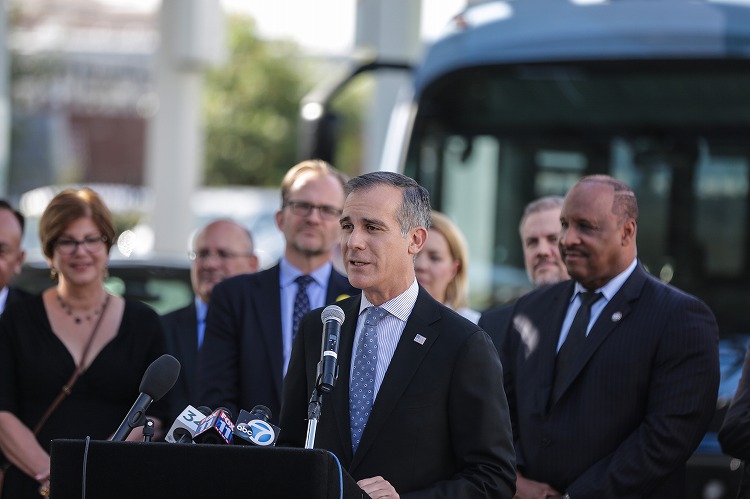 洛杉磯市長(zhǎng)埃里克·加塞蒂公布新的碳排放削減計(jì)劃“2028年零排放指南”