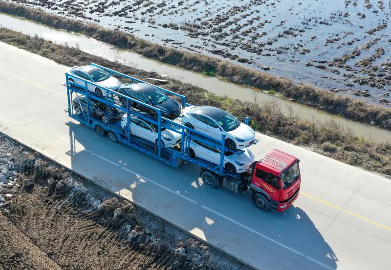 上海特斯拉超級工廠全面恢復生產 新車源源不斷拉出廠區