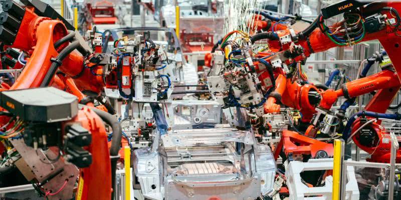 上海特斯拉超級工廠全面恢復生產 新車源源不斷拉出廠區