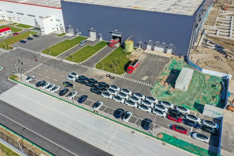 上海特斯拉超級工廠全面恢復生產 新車源源不斷拉出廠區