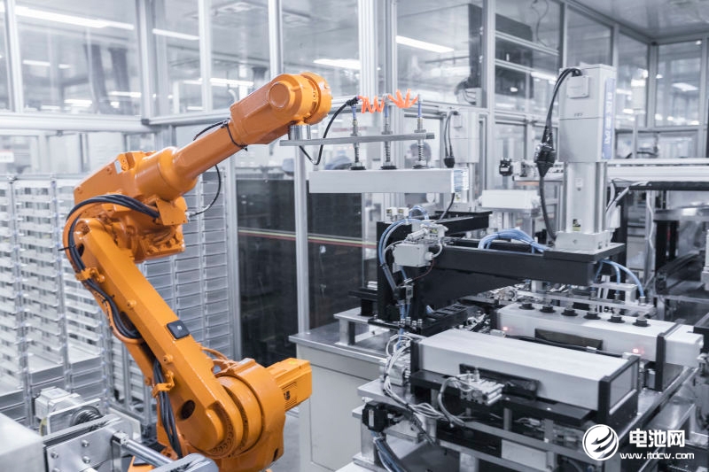 兩部門：更新車齡8年及以上新能源公交車及動力電池