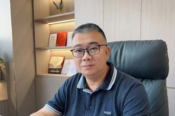 博鈉新能源石堅：祝愿大家新年快樂，家庭幸福！