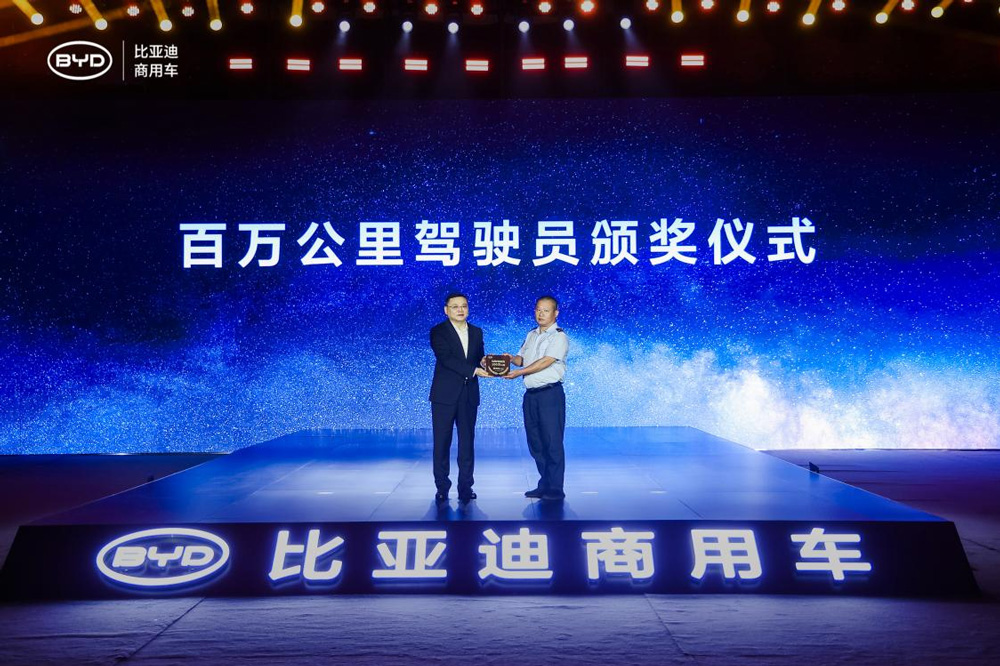 田春龍總為百萬公里車型駕駛員頒獎