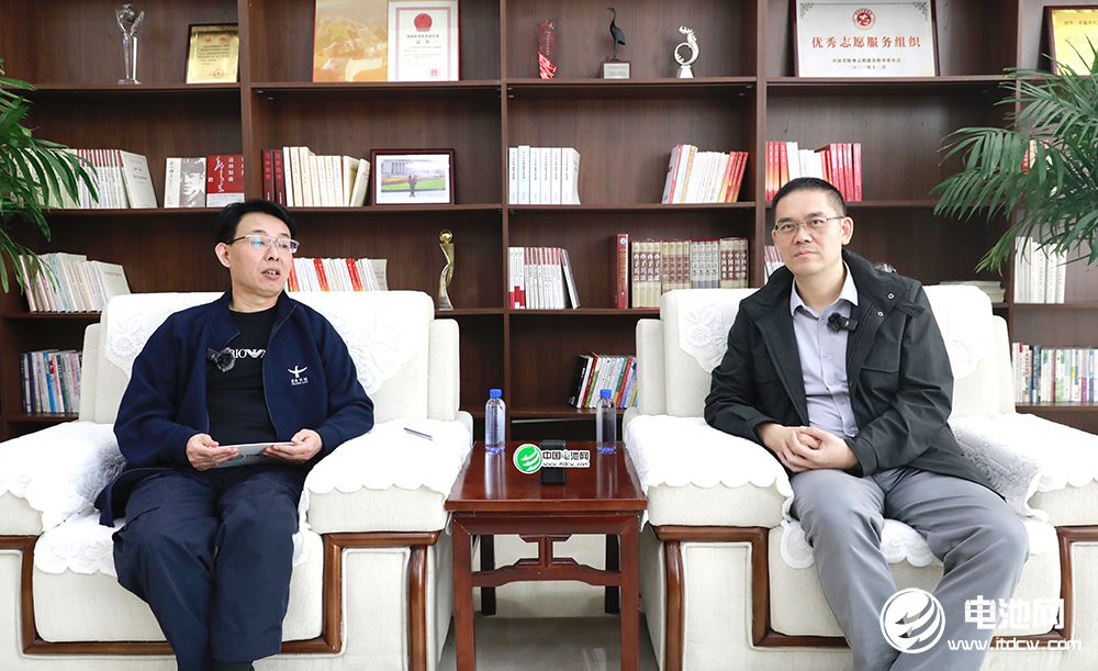 中關村新型電池技術創新聯盟理事長/中國電池網、海融網創始人于清教（左）對話多氟多（002407）總經理李云峰（右） 攝影│常青