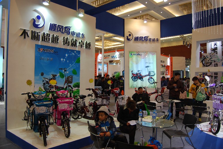 嫩模助力電動車展 各品牌展開吸引眼球戰