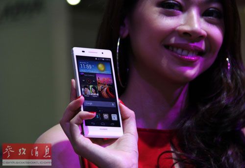 一名模特在新加坡亞洲通訊展上展示華為公司的新款智能手機(jī)Ascend P6。新華社記者陳濟(jì)朋攝