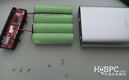 近日，有網(wǎng)友在網(wǎng)上購買了一款售價(jià)69元的小米移動電源，為了放心起見他將這款移動電源進(jìn)行了拆解，結(jié)果發(fā)現(xiàn)坑爹了。