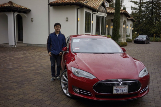 金山網絡CEO傅盛試駕特斯拉