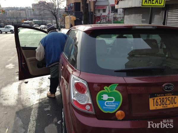 費(fèi)用高、故障多、充電難：電動出租紐約上路難