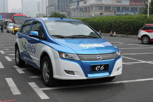 何曉亮：比亞迪墻頭草似的“中間路線”能否走通？