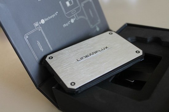 可以貼在手機(jī)背面的超薄移動電源亮相