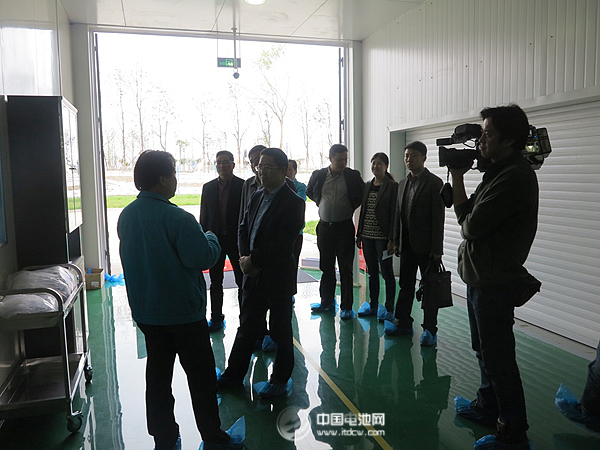 禹柏毅向德陽市副市長等領導介紹產品特性