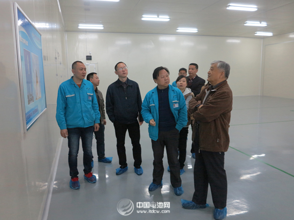 沈國俊等在一號車間參觀