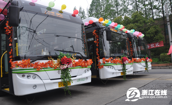 青年即充式純電動公交批量首批60臺投運上海 青年即充式純電動公交批量首批60臺投運上海