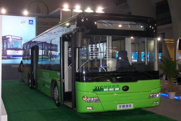 四川眉山首輛新能源公交車上路運行 宇通客車入川
