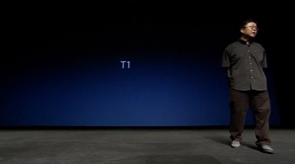 羅永浩發布錘子手機 反響褒貶不一粉絲夸業界罵