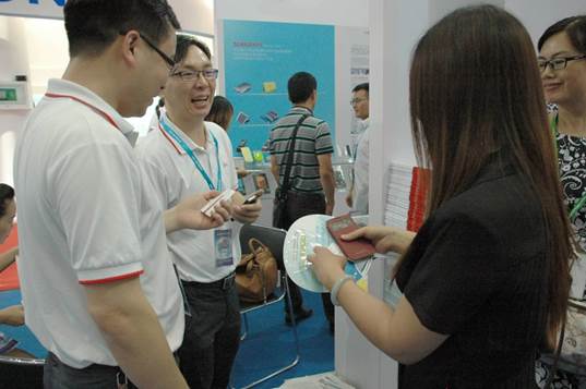 電小二移動電源成2014CIBF首日熱點 觀眾便絡(luò)繹不絕