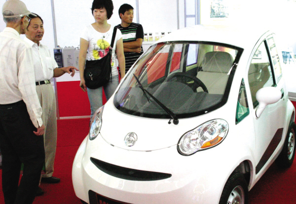 不屬于四輪摩托車 小型電動汽車有望“上路”？