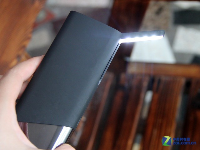 自帶臺(tái)燈 倍斯特BST-0157A移動(dòng)電源賞析