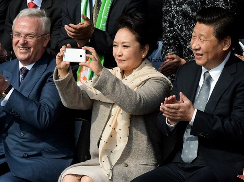 中國領導人攜國產手機出訪 李克強說小米已成大米 中國領導人攜國產手機出訪 李克強說小米已成大米