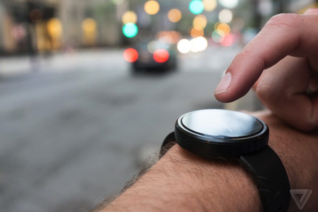 軟件升級包大幅延長 摩托羅拉Moto360電池續航時間