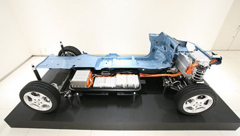 江蘇鎮(zhèn)江市研究試驗(yàn)全國(guó)首輛輪驅(qū)電動(dòng)汽車(chē)