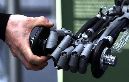 富士康百萬(wàn)機(jī)器人計(jì)劃遇挫 蘋(píng)果iPhone還需人力造 富士康百萬(wàn)機(jī)器人計(jì)劃遇挫 蘋(píng)果iPhone還需人力造