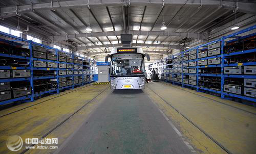 電動(dòng)汽車(chē)的充電難題:充電站還是換電池? 電動(dòng)汽車(chē)的充電難題:充電站還是換電池?