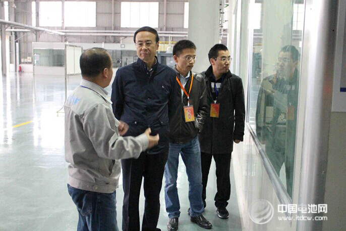 中國科學院萬立駿院士攜研究團隊郭玉國、曹安民及嚴會娟等研究員一行蒞臨成都興能新材料有限公司進行調研指導，并作學術報告和技術交流。