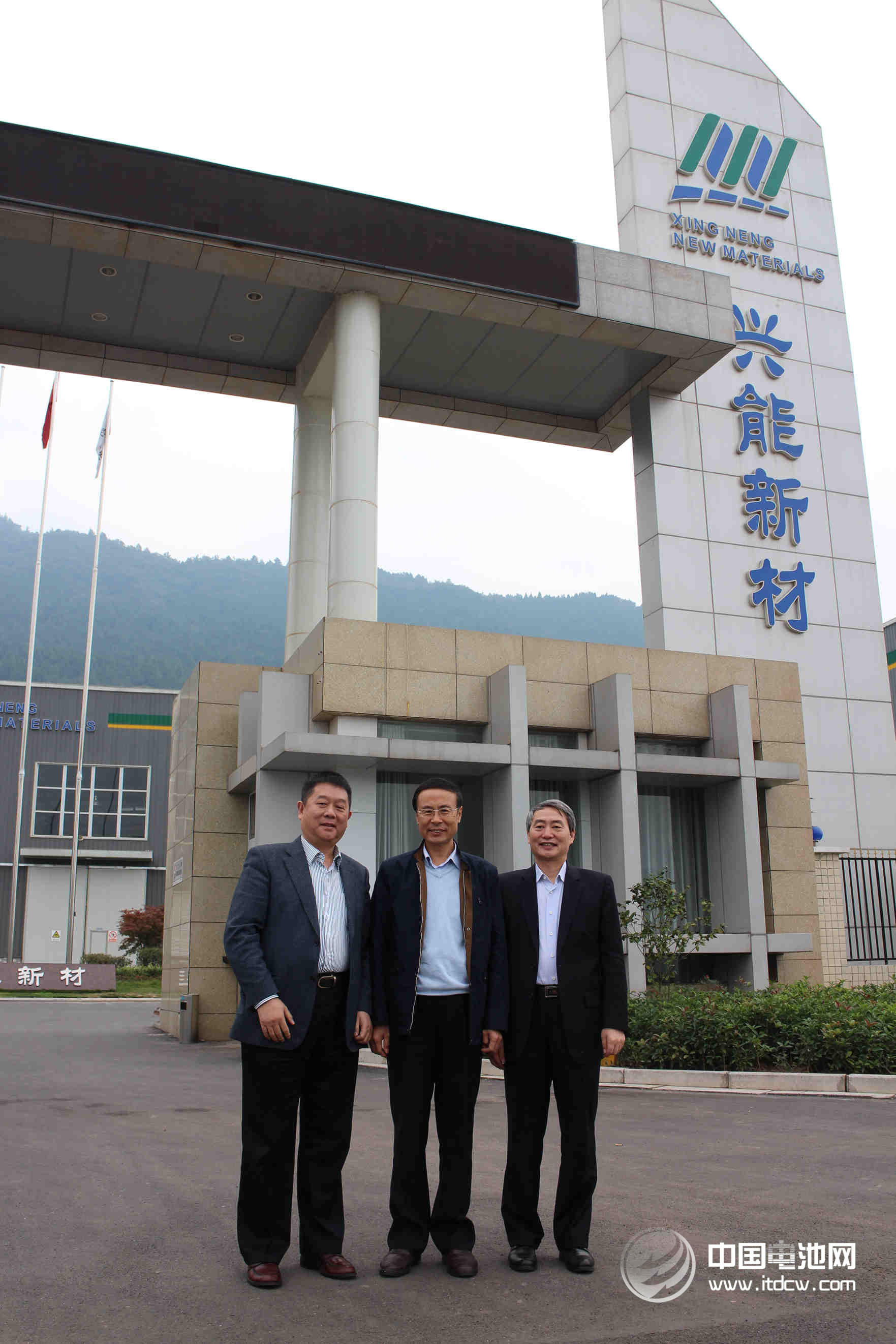 中國科學院萬立駿院士攜研究團隊郭玉國、曹安民及嚴會娟等研究員一行蒞臨成都興能新材料有限公司進行調研指導，并作學術報告和技術交流。