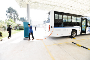 首批五龍純電動汽車下線 電動商務(wù)車1度電可跑3公里