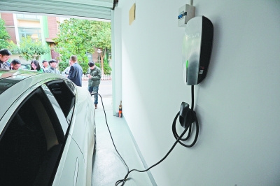 充電樁和充電的小車 充電樁和充電的小車